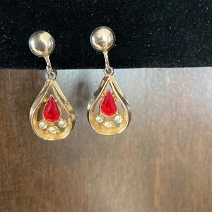 Vintage screw back classic red and gold toned hanging earrings